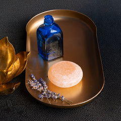 Salzkristall Massagestein auf einer Schale mit Lavendel
