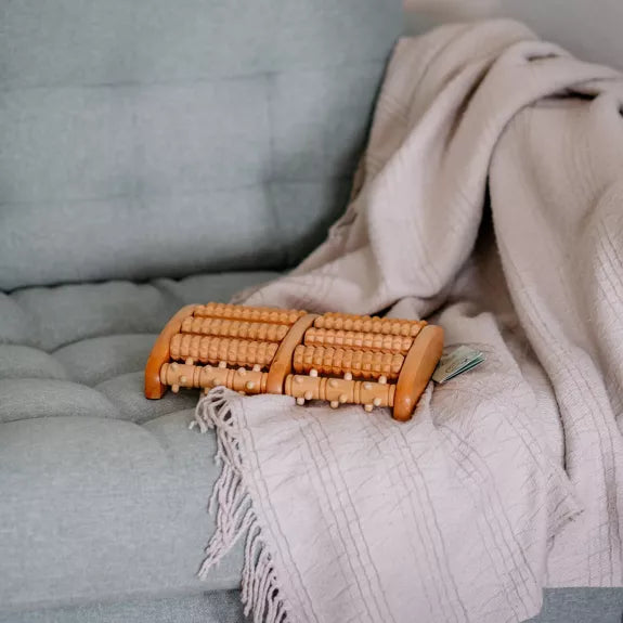 Fußroller aus Lotusholz auf dem Sofa